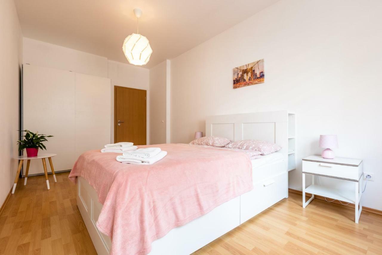Spacious Apartment In The Old Town Of Bratislava Eksteriør billede